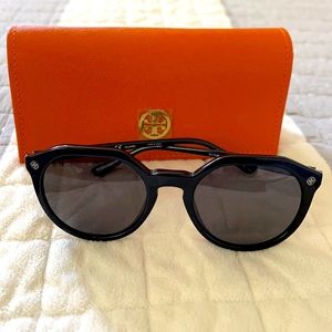 Almost new. Tory Burch sunglasses